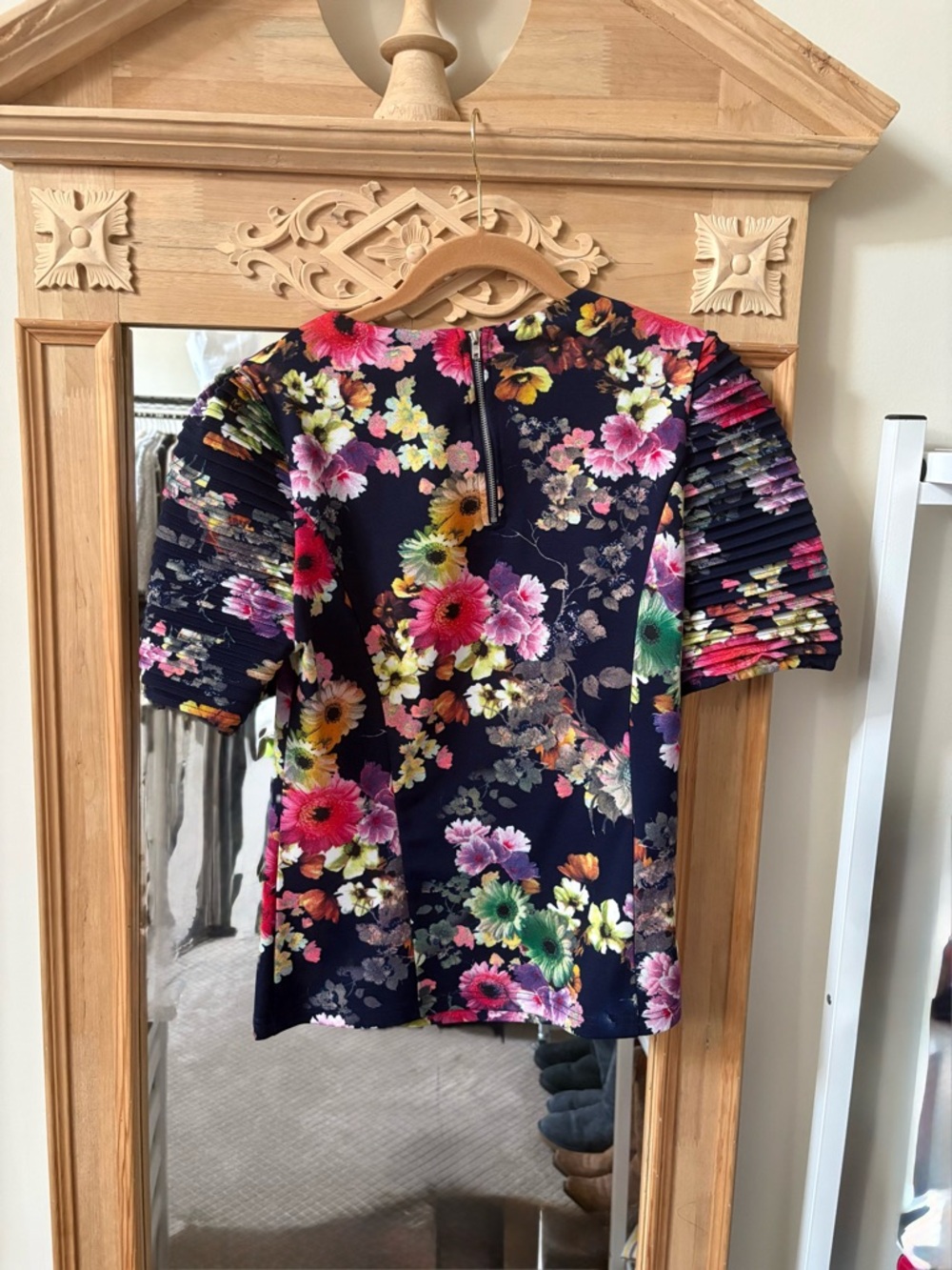Gracia Navy Floral Blouse with Pleated Sleeves- Pristine - M - Picture 2 of 6
